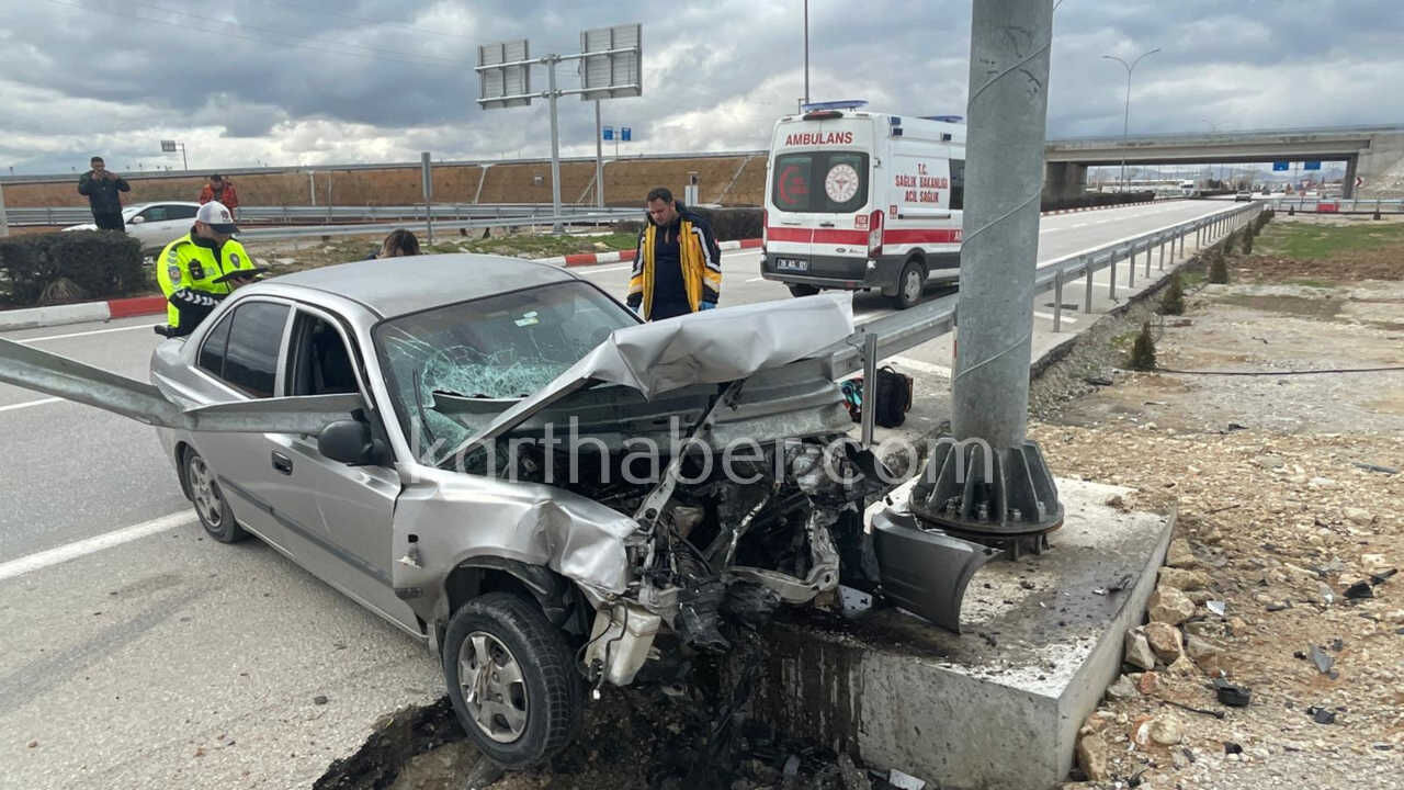 Karamanda Feci Kaza Arac Bariyerlere Saplandi8