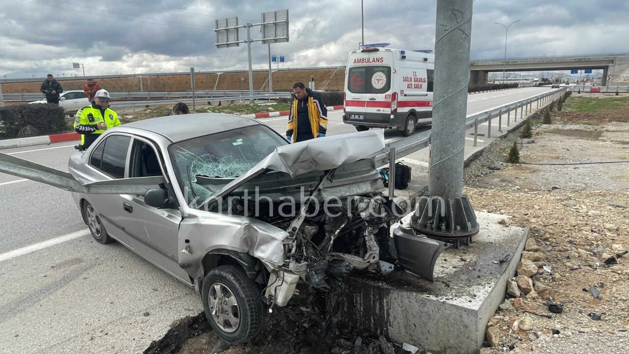 Karamanda Feci Kaza Arac Bariyerlere Saplandi9-1