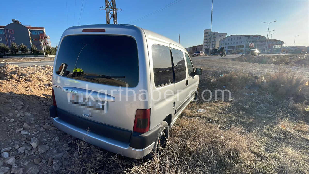 Karamanda Hafif Ticari Arac Yoldan Cikti Surucu Yaralandi1