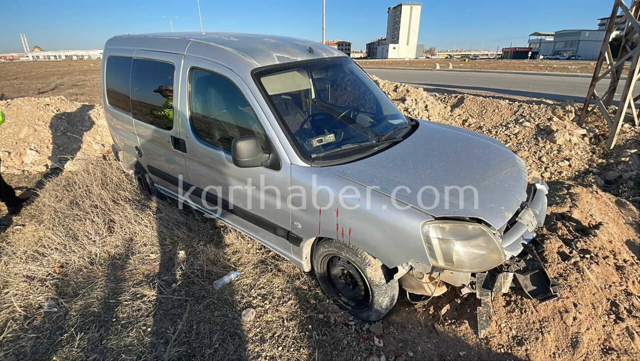 Karamanda Hafif Ticari Arac Yoldan Cikti Surucu Yaralandi10