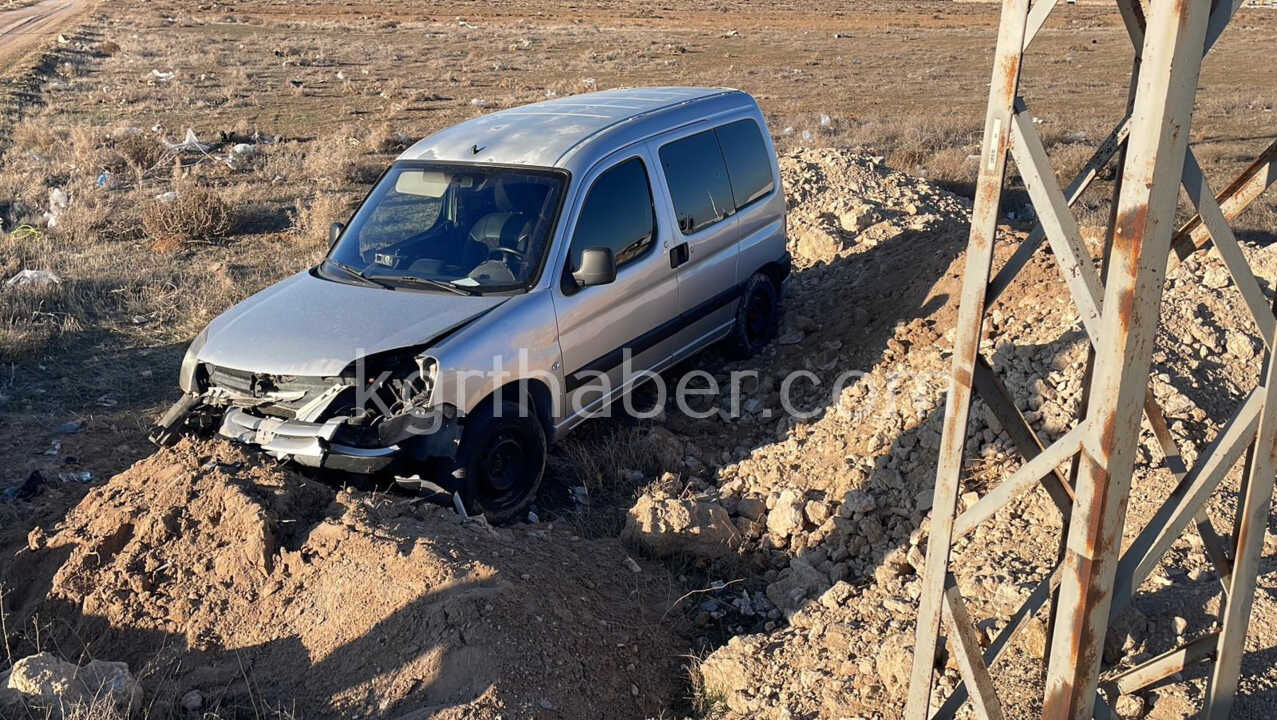 Karamanda Hafif Ticari Arac Yoldan Cikti Surucu Yaralandi12