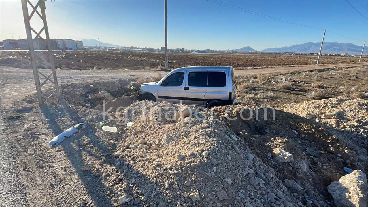 Karamanda Hafif Ticari Arac Yoldan Cikti Surucu Yaralandi2