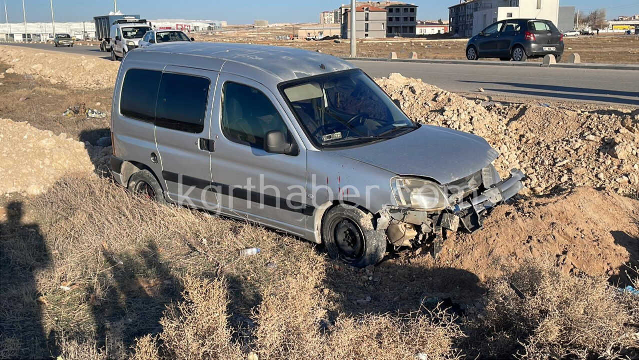 Karamanda Hafif Ticari Arac Yoldan Cikti Surucu Yaralandi3