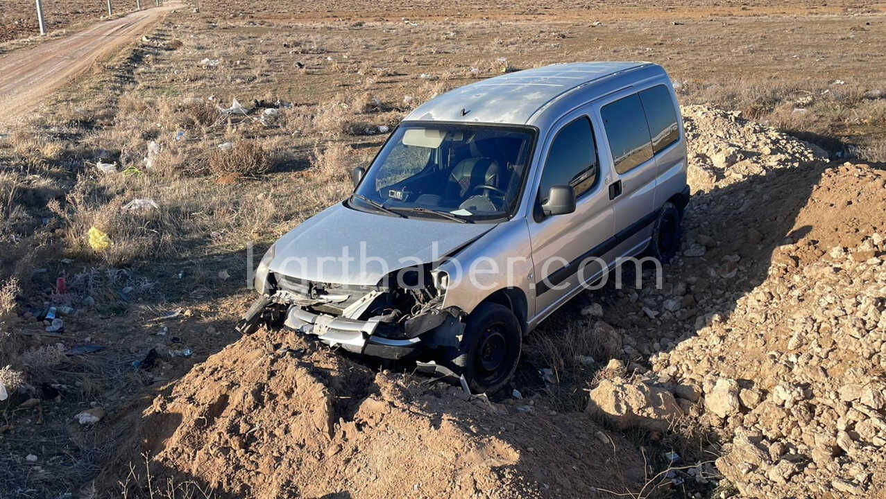 Karamanda Hafif Ticari Arac Yoldan Cikti Surucu Yaralandi4