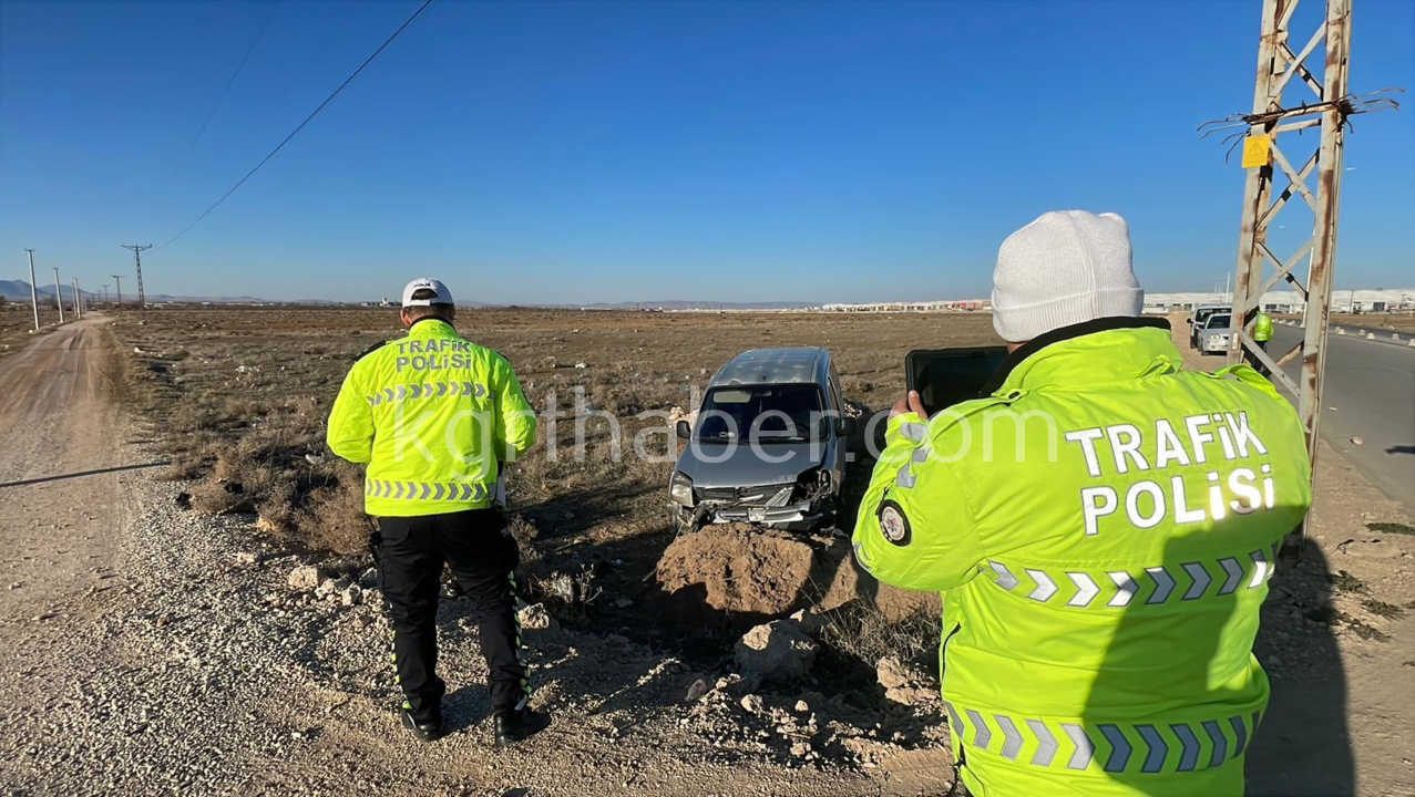 Karamanda Hafif Ticari Arac Yoldan Cikti Surucu Yaralandi5