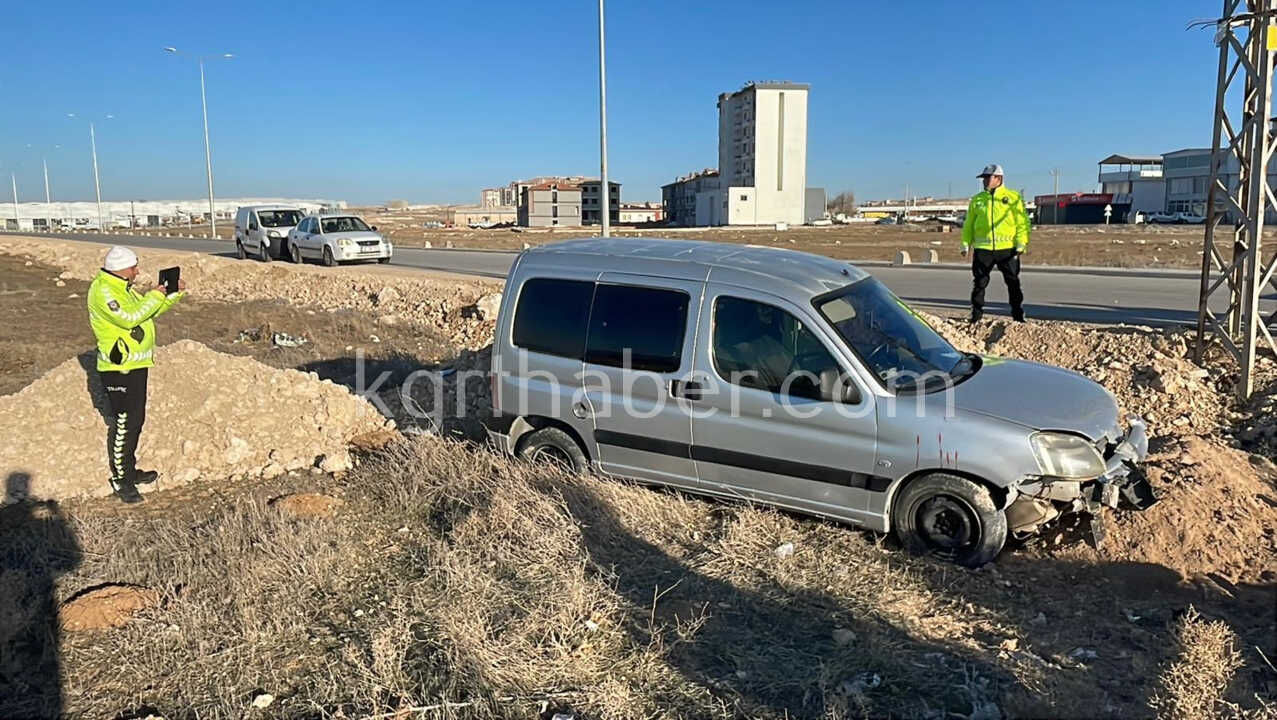 Karamanda Hafif Ticari Arac Yoldan Cikti Surucu Yaralandi6