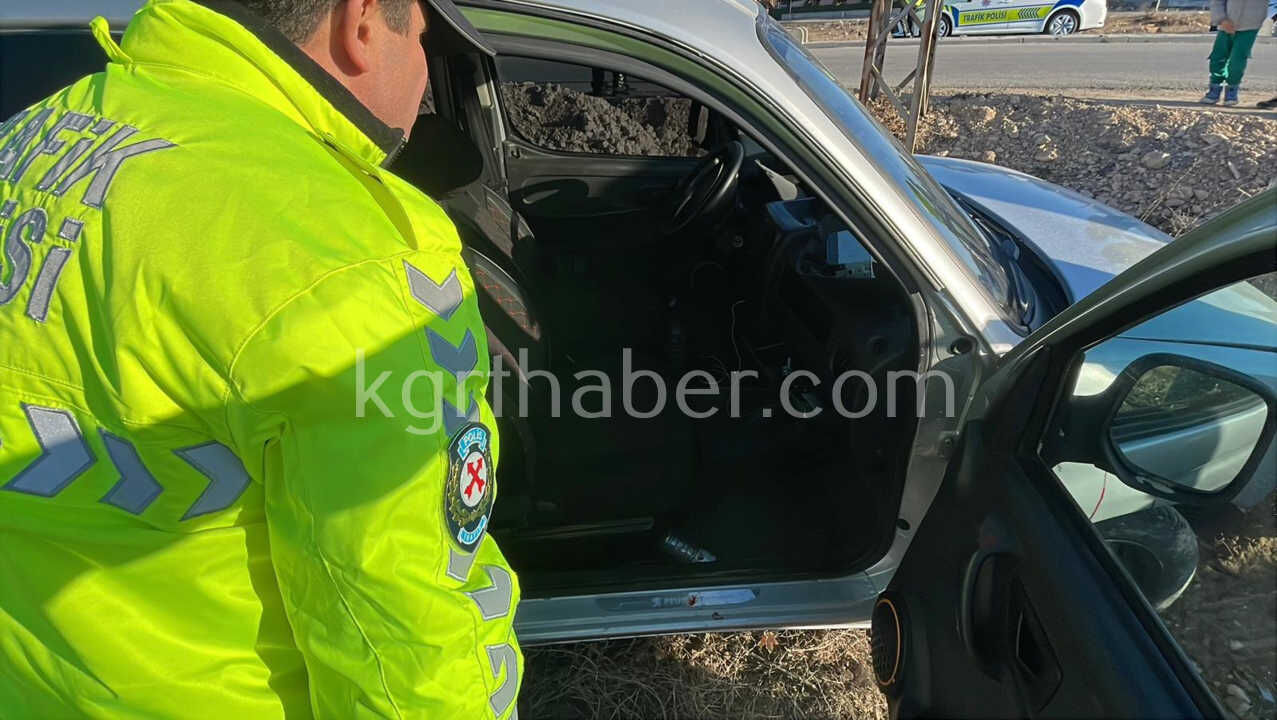 Karamanda Hafif Ticari Arac Yoldan Cikti Surucu Yaralandi8