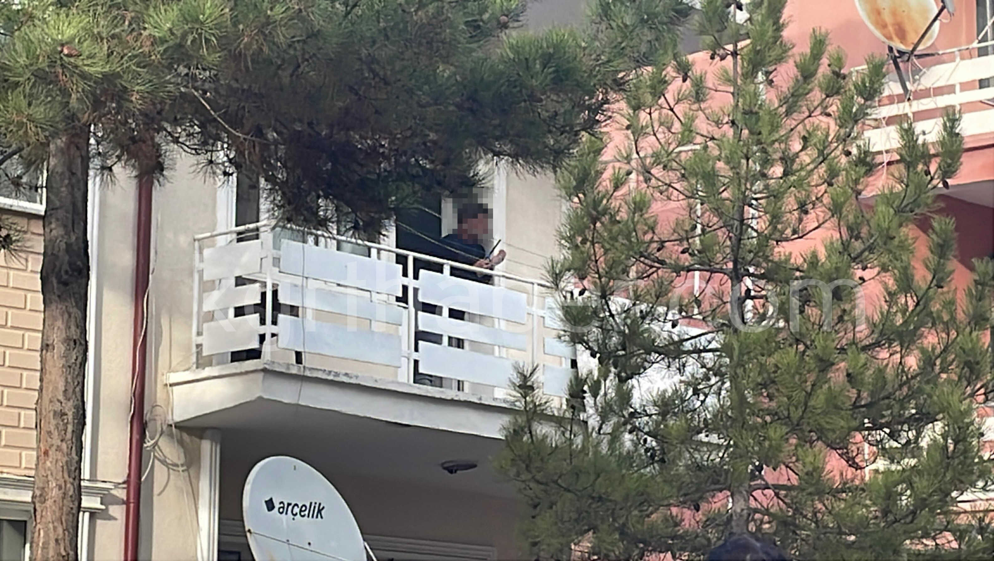 Karamanda Hareketli Dakikalar Kendini Yakmaya Calisan Sahis Ekipleri Alarma Gecirdi1