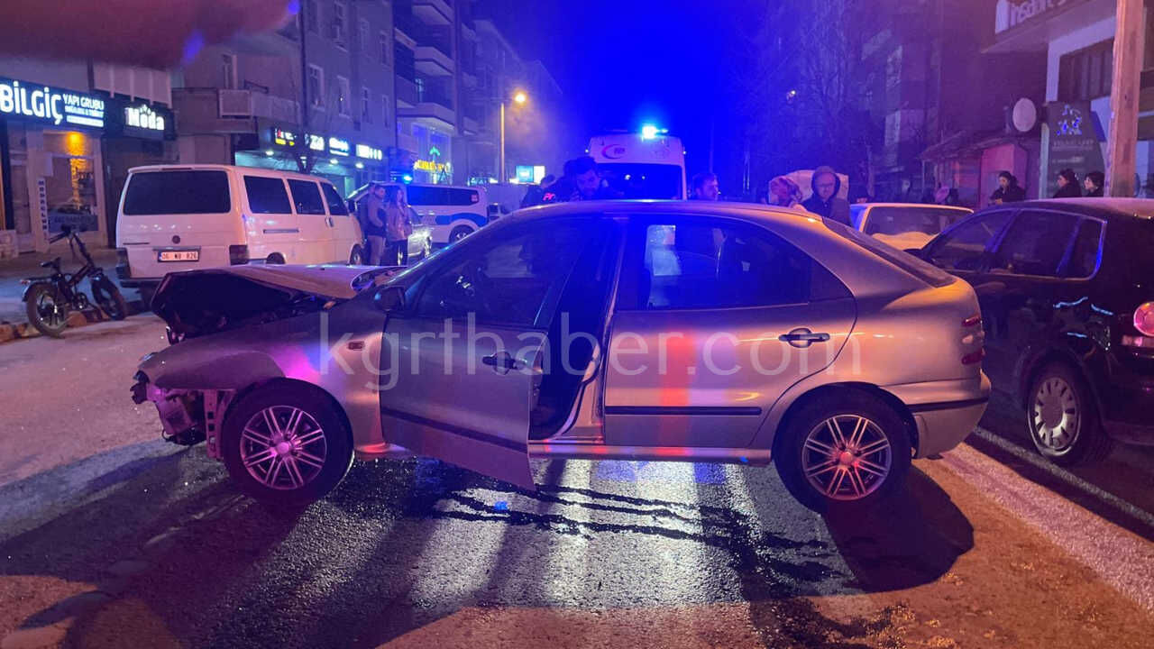 Karamanda Park Halindeki Araca Carpan Otomobil Kamerada 2 Yarali11