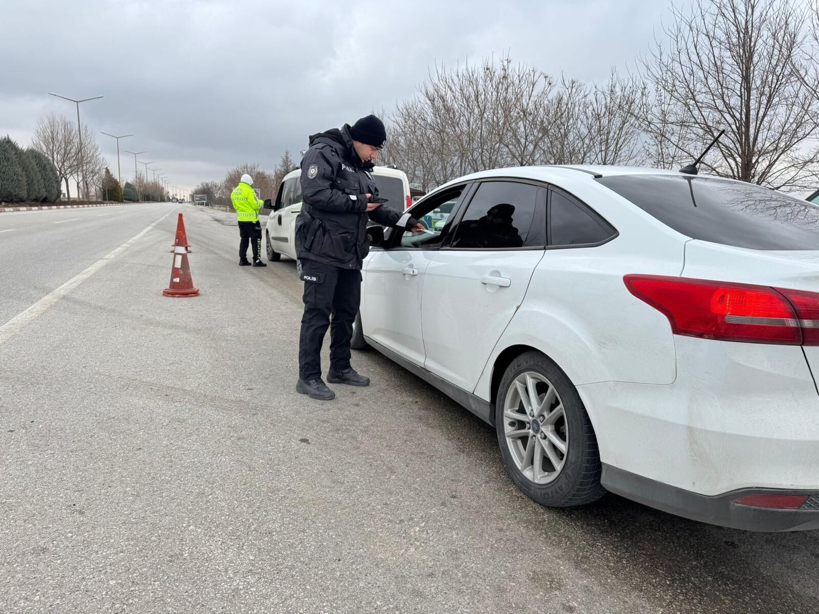 Karamanda Uyusturucular Ve Ruhsatsiz Silahlar Ele Gecirildi 12 Tutuklama (1)