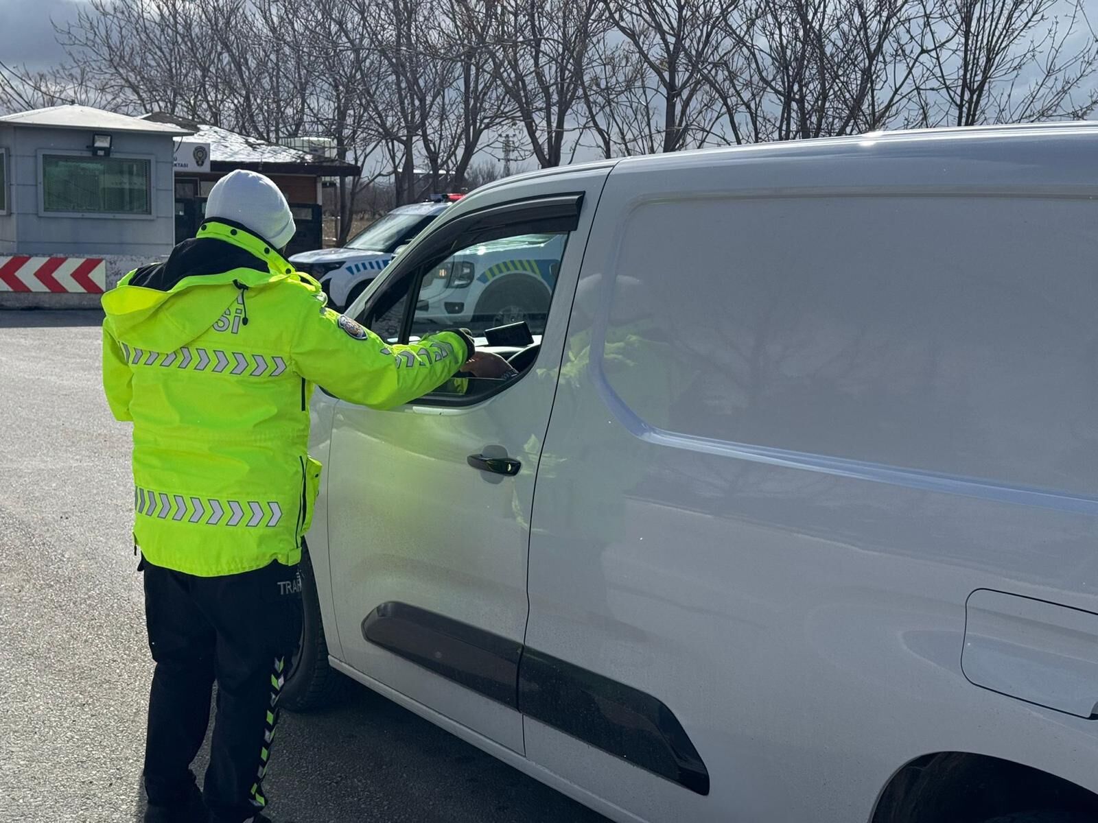 Karamanda Uyusturucular Ve Ruhsatsiz Silahlar Ele Gecirildi 12 Tutuklama (2)