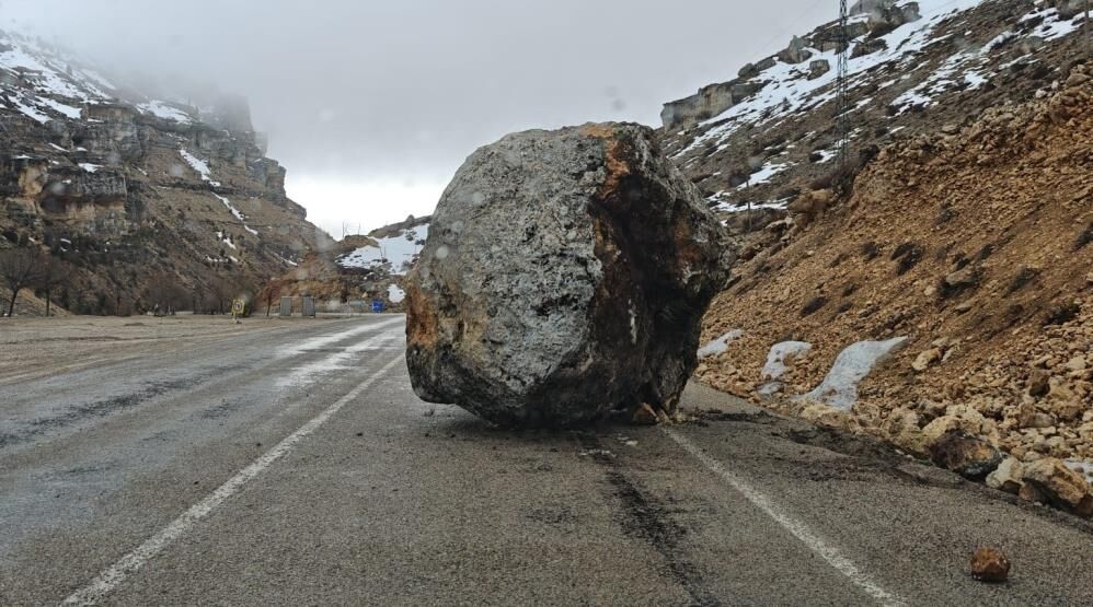 Karamanda Yola Dev Kaya Dustu Yol Kapandi1
