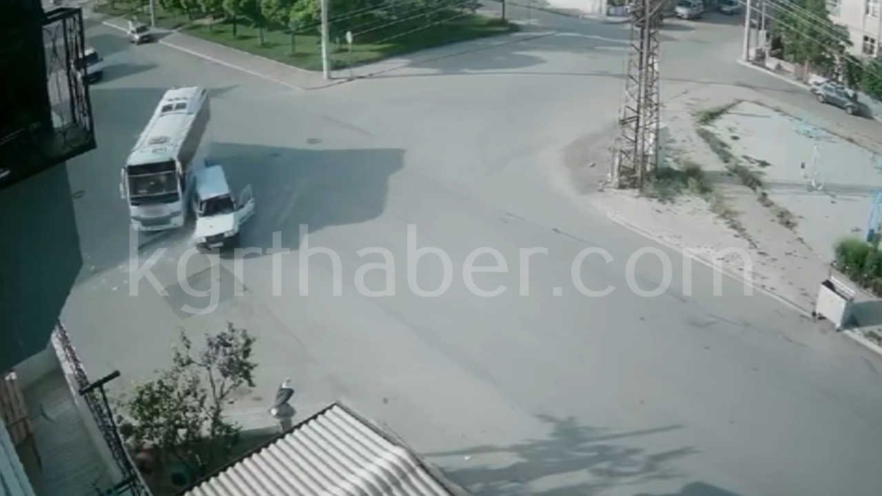 Kazada Kontrolden Cikan Otomobil Kaldirima Cikti O Anlar Saniye Saniye Goruntulendi0-1