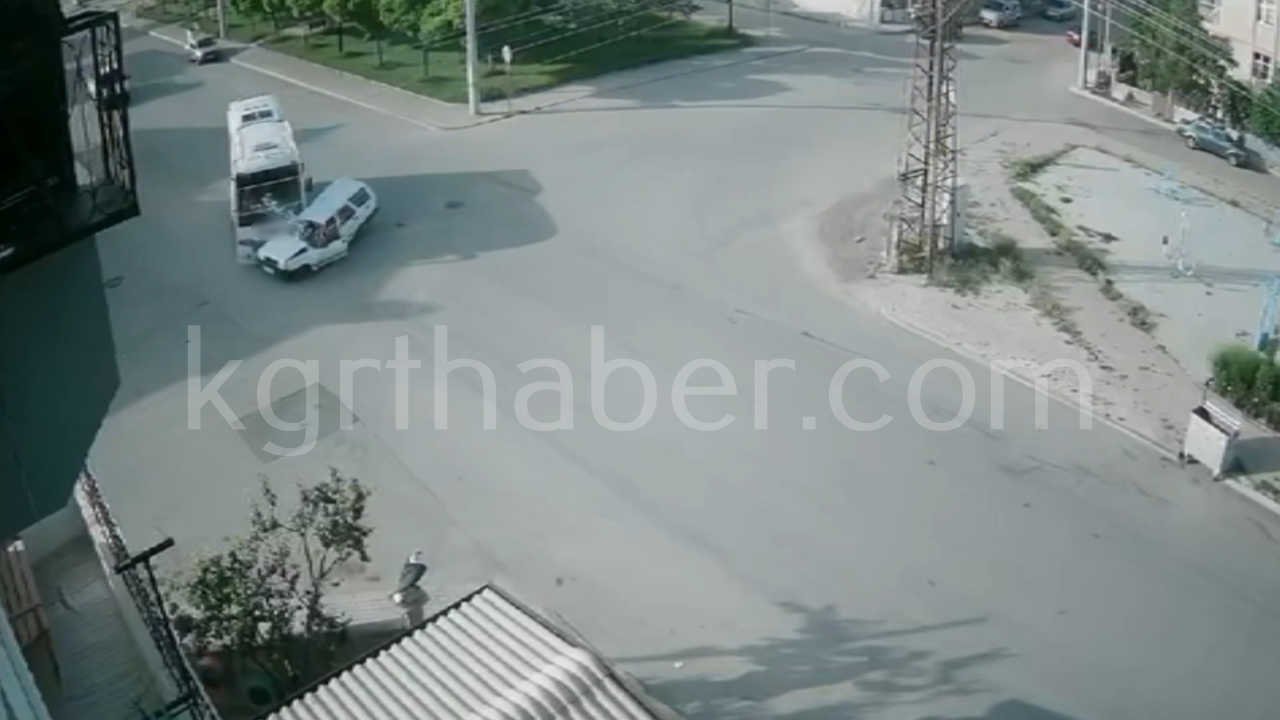 Kazada Kontrolden Cikan Otomobil Kaldirima Cikti O Anlar Saniye Saniye Goruntulendi1-2