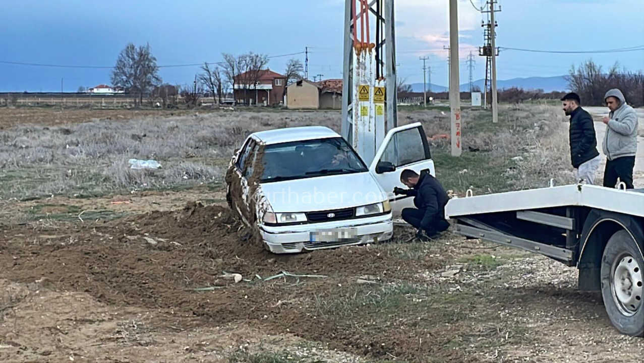 Kontrolden Cikan Otomobil Sarampole Devrildi 5 Kisi Yara Almadan Kurtuldu1