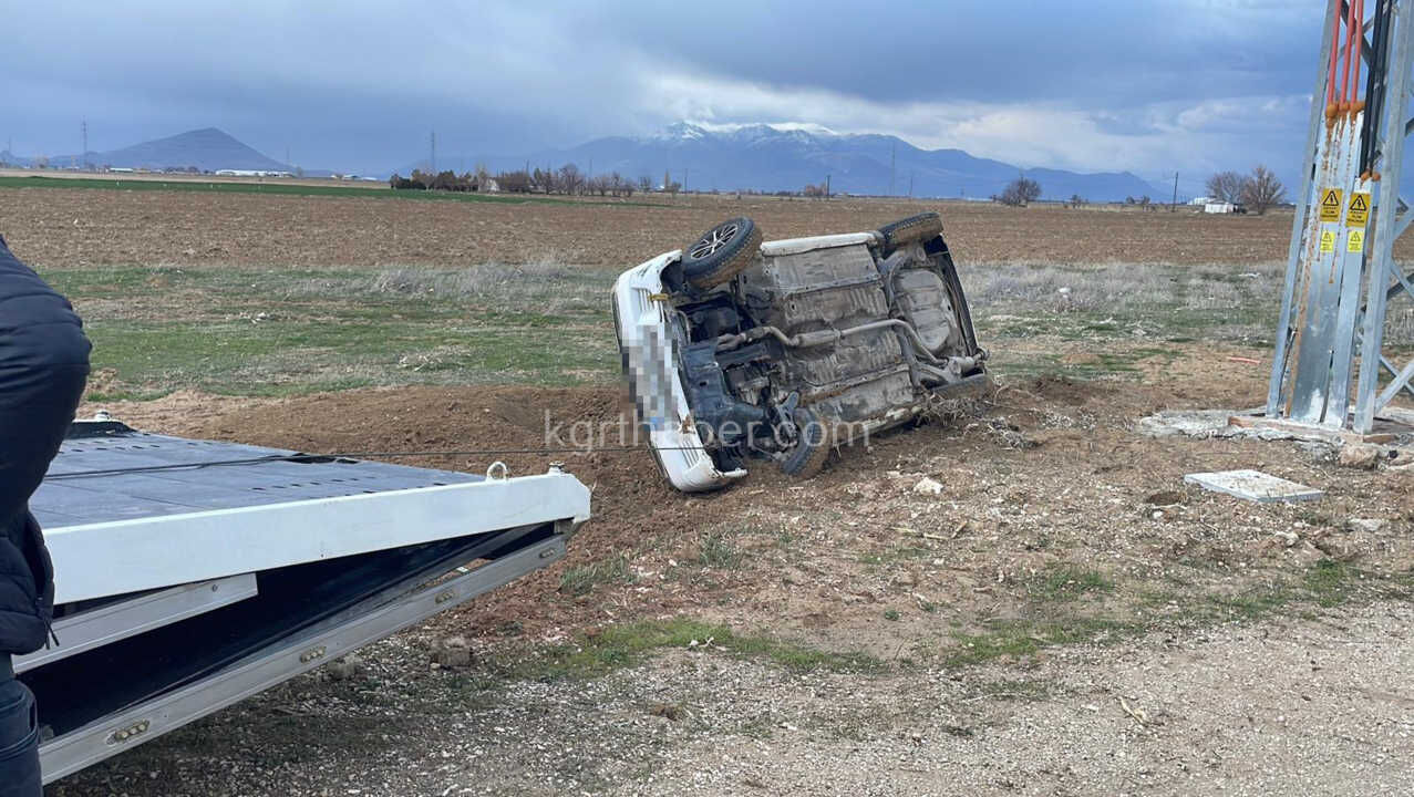 Kontrolden Cikan Otomobil Sarampole Devrildi 5 Kisi Yara Almadan Kurtuldu2