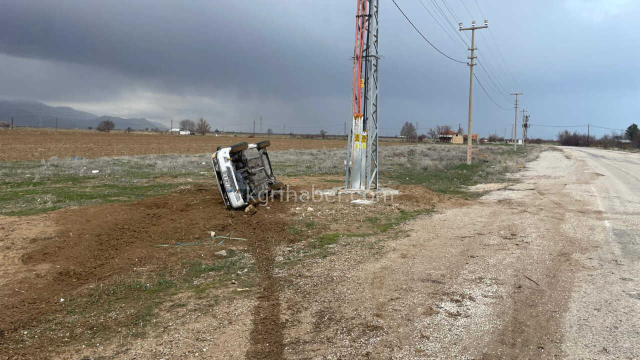 Kontrolden Cikan Otomobil Sarampole Devrildi 5 Kisi Yara Almadan Kurtuldu5