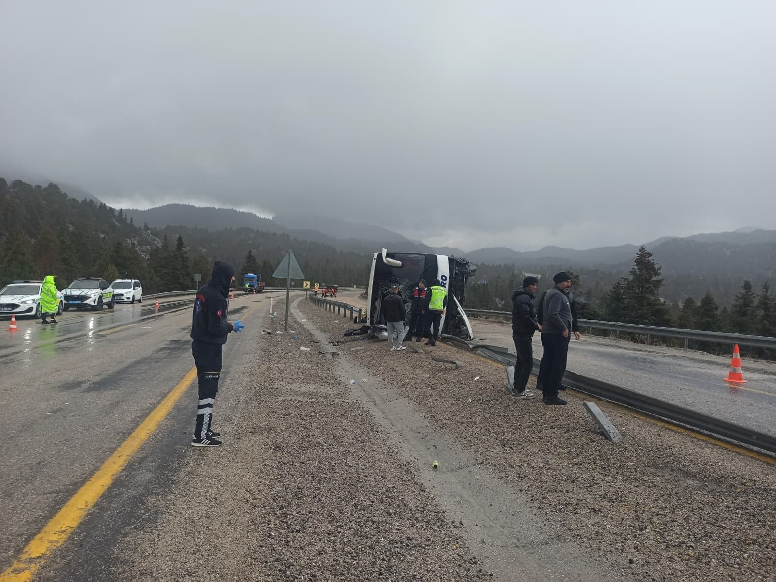 Konyada Yolcu Otobusu Devrildi Cok Sayida Yarali Var (2)