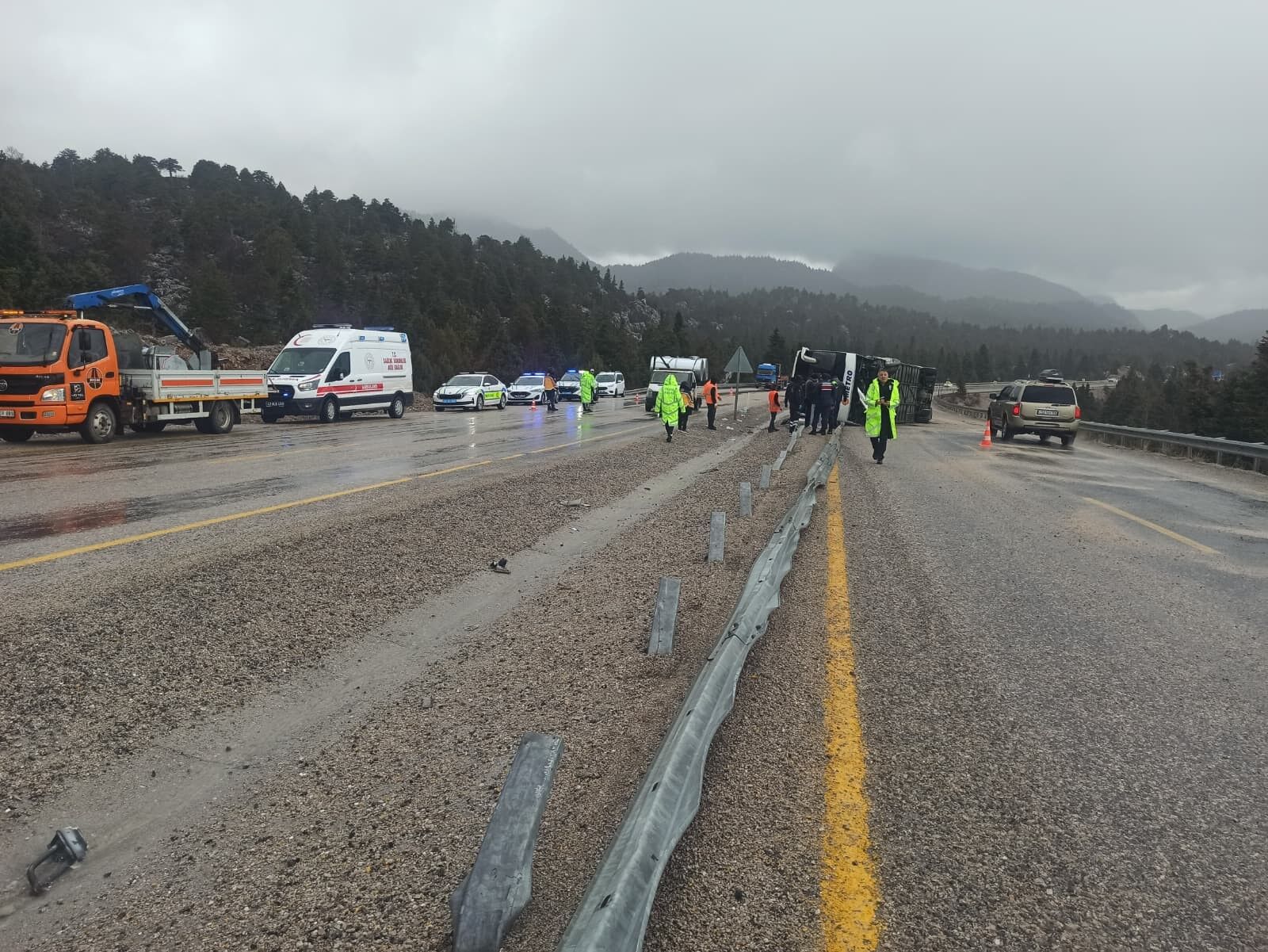 Konyada Yolcu Otobusu Devrildi Cok Sayida Yarali Var (4)