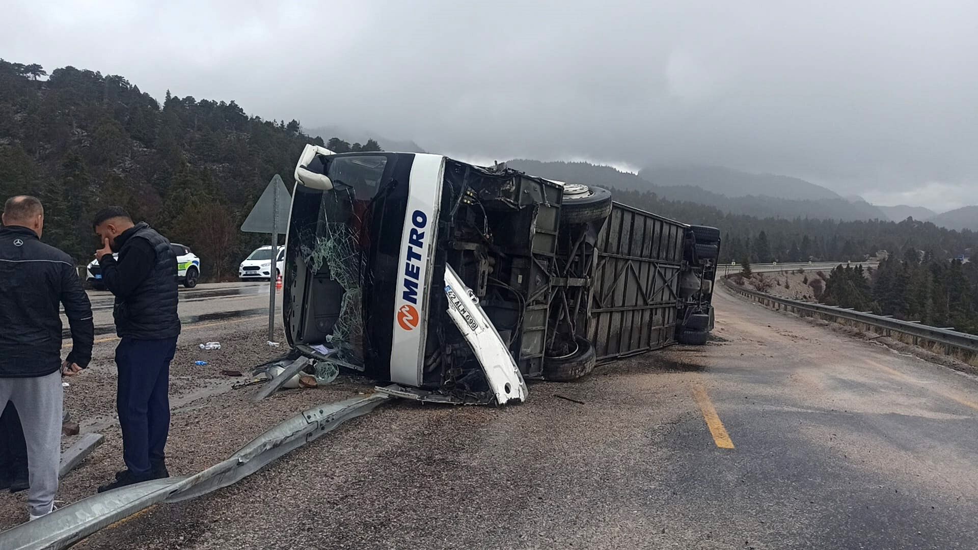 Konyada Yolcu Otobusu Devrildi Cok Sayida Yarali Var (6)