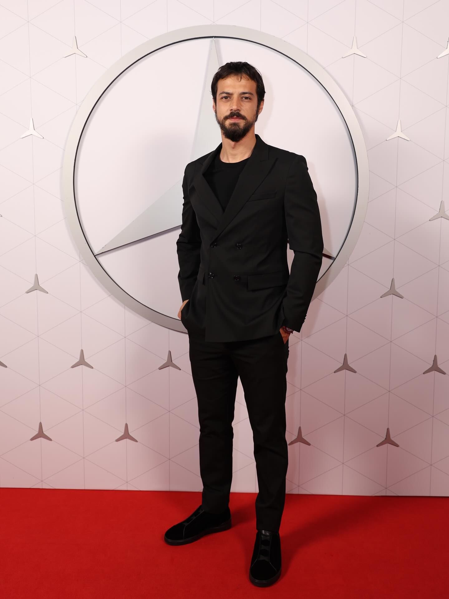 Mert Yazicioglunun Yeni Aski Zeynep Artukmac Bakin Kim Cikti (3)