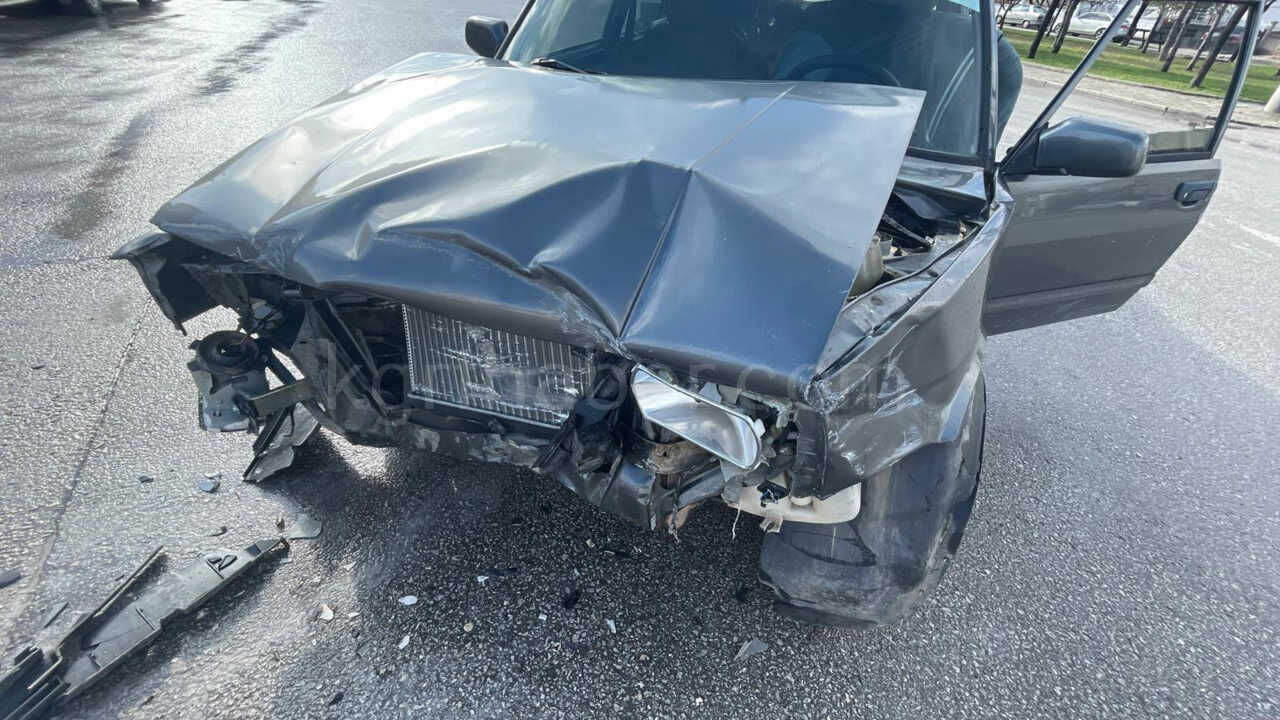 Minibusle Otomobilin Carpistigi Kaza Kamerada 2 Yarali0