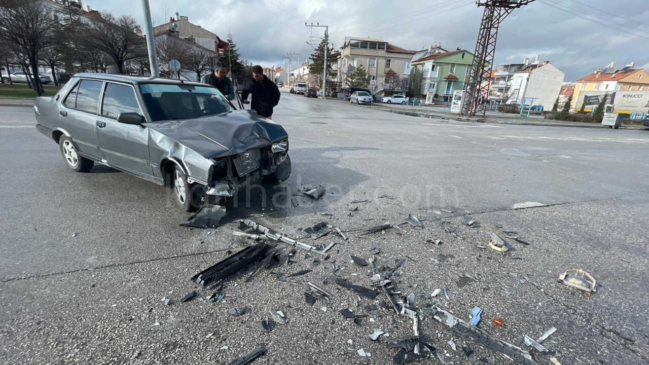 Minibusle Otomobilin Carpistigi Kaza Kamerada 2 Yarali1