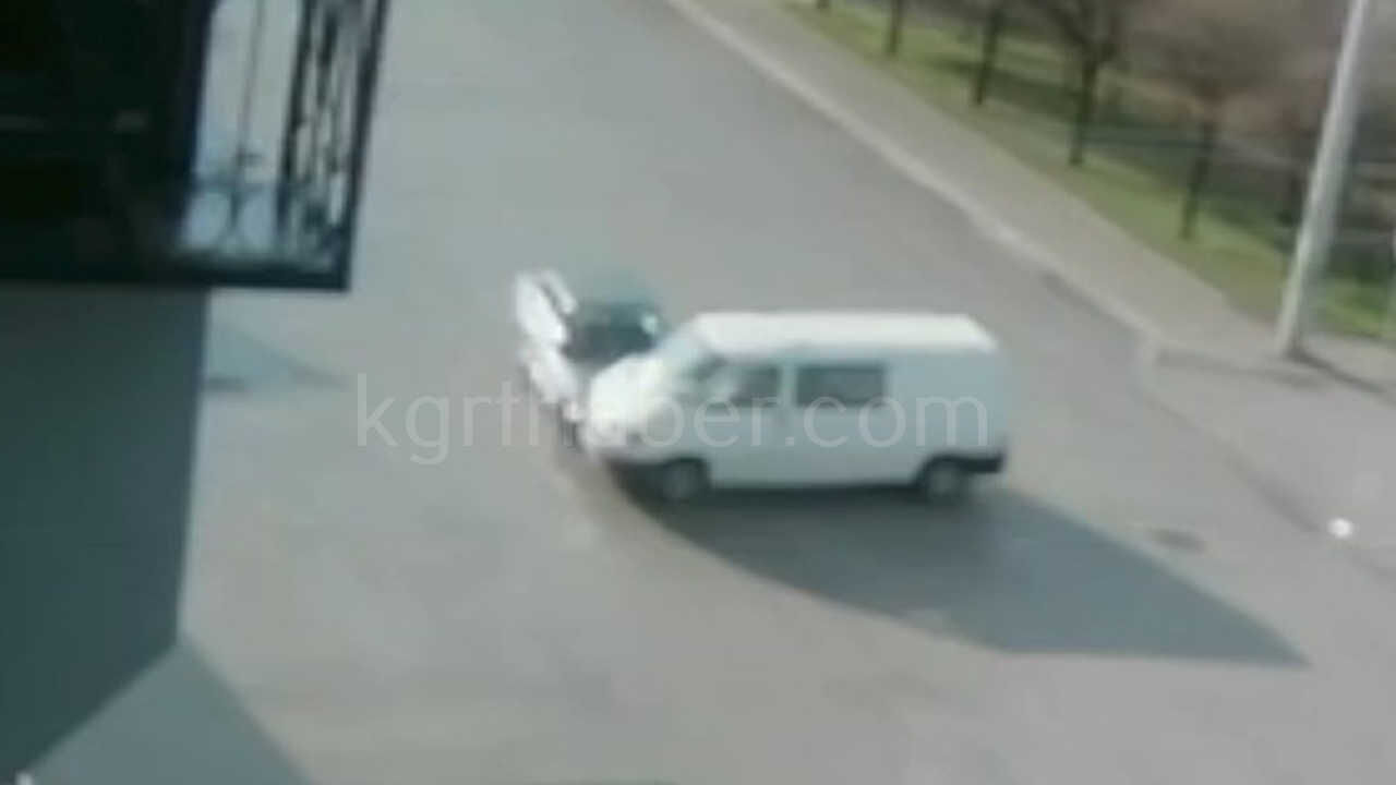 Minibusle Otomobilin Carpistigi Kaza Kamerada 2 Yarali2