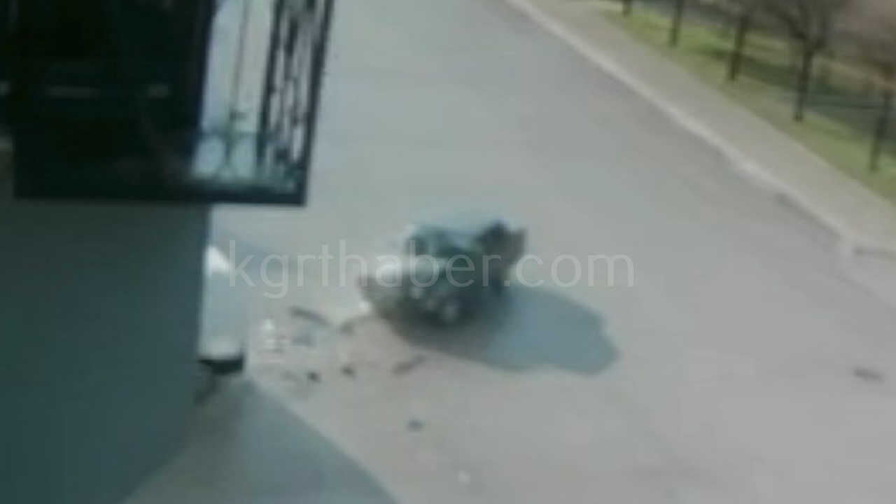 Minibusle Otomobilin Carpistigi Kaza Kamerada 2 Yarali3