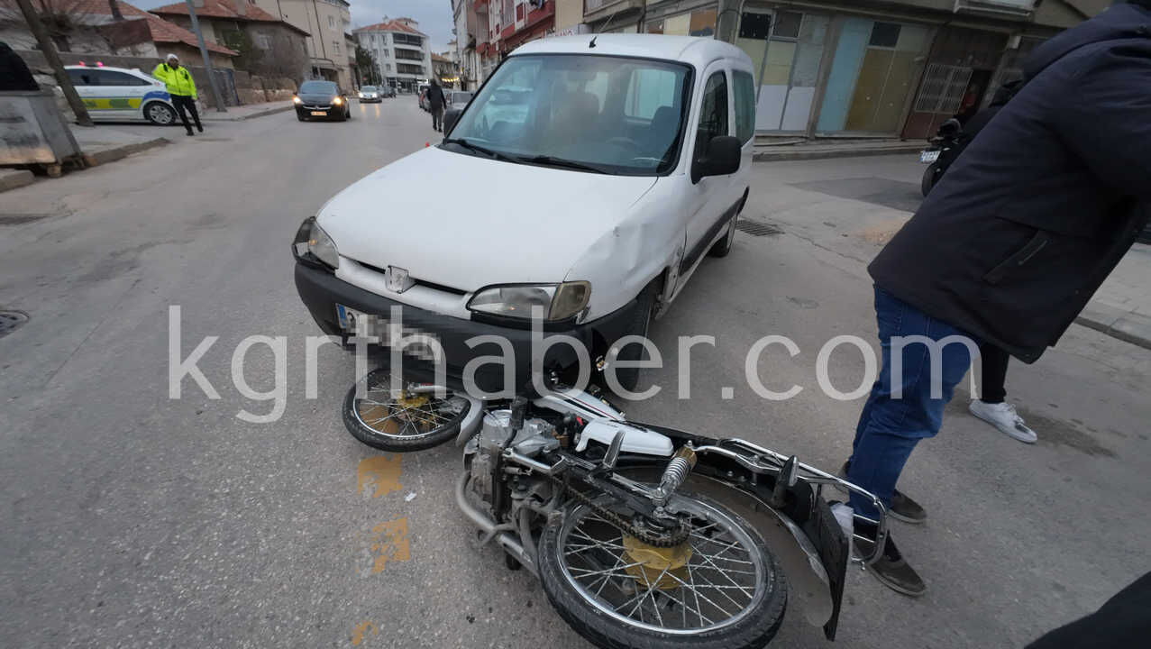 Motosiklet Hafif Ticari Aracin Tamponuna Saplandi 1 Yarali1
