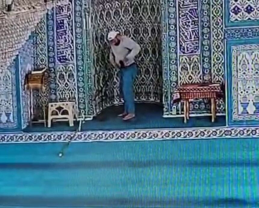 Oltayla Camiye Girip Mikrofon Caldi (1)