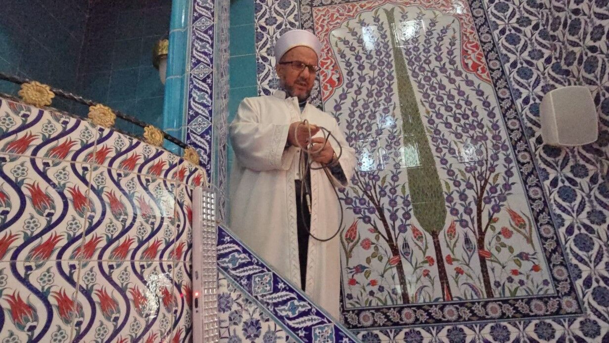 Oltayla Camiye Girip Mikrofon Caldi (2)