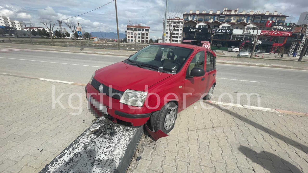 Otomobil Refuje Cikti Surucu Kazayi Yara Almadan Atlatti1