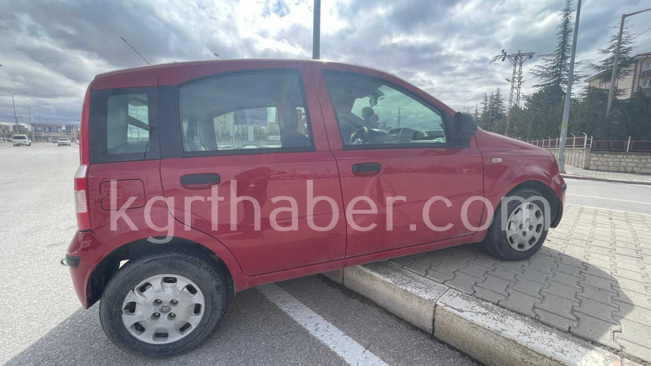 Otomobil Refuje Cikti Surucu Kazayi Yara Almadan Atlatti2