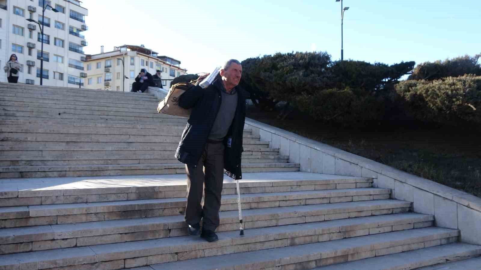 Seyyar Satici Turistlere Gonullu Tarih Rehberligi Yapiyor (2)