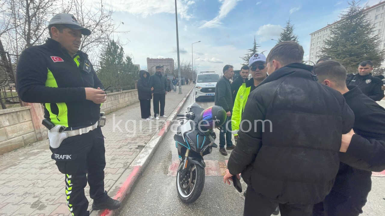 Yol Vermek Icin Duran Otomobile Motosiklet Carpti1 Yarali7