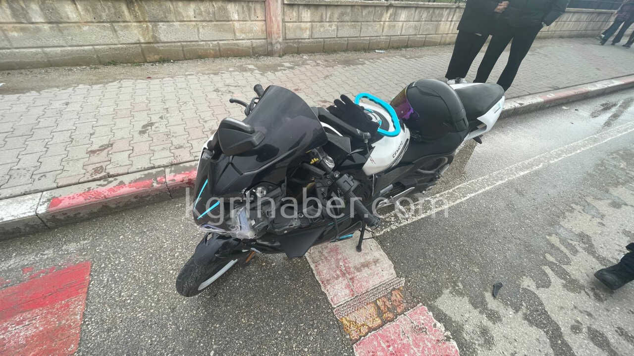 Yol Vermek Icin Duran Otomobile Motosiklet Carpti1 Yarali8