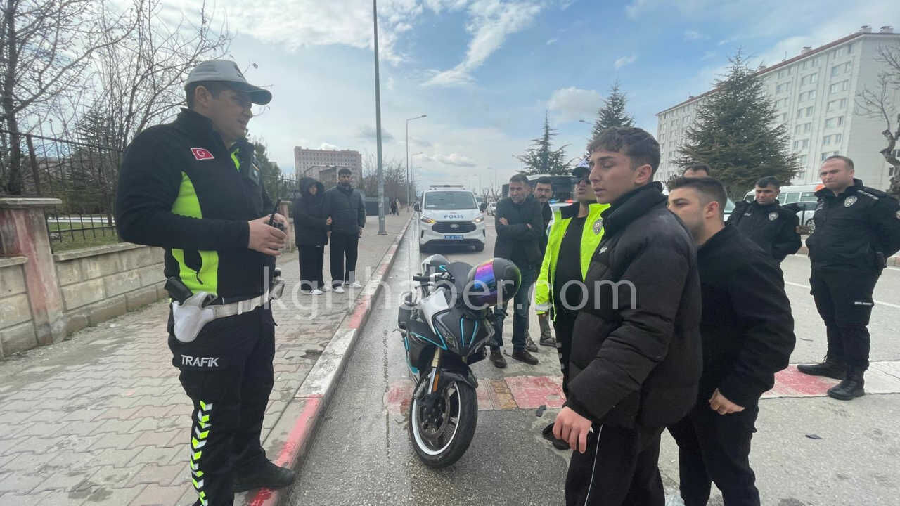 Yol Vermek Icin Duran Otomobile Motosiklet Carpti1 Yarali9