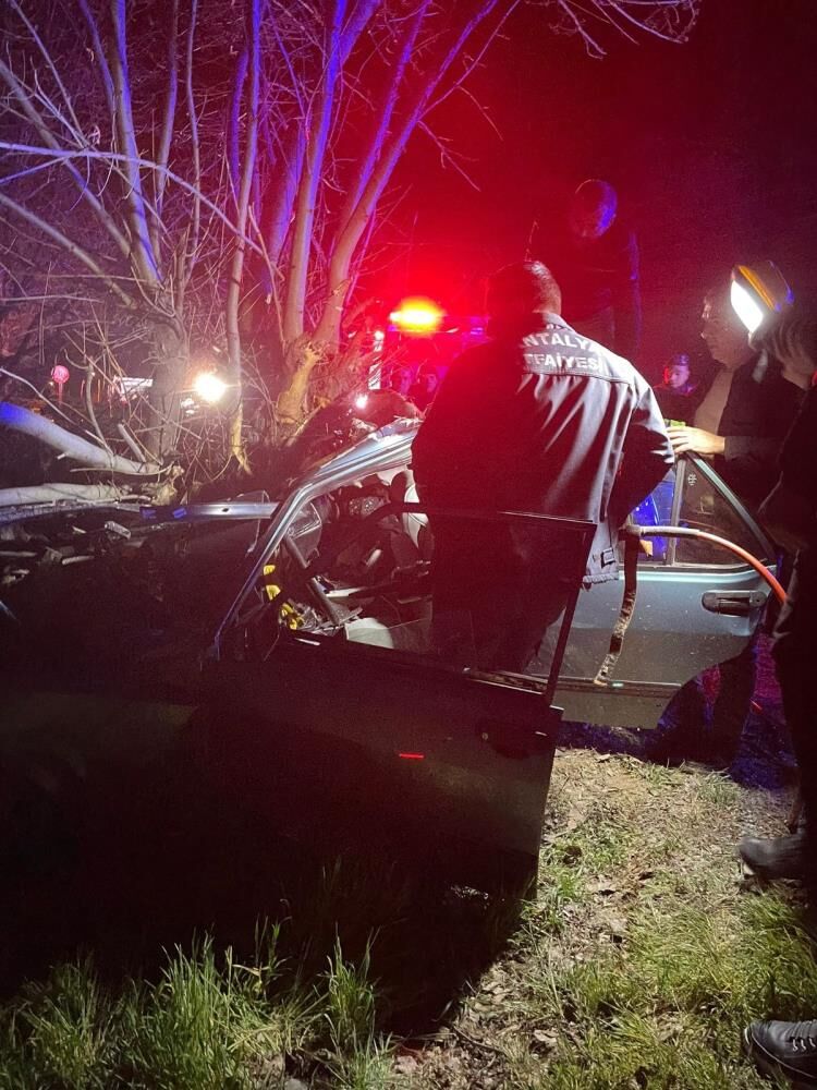 Agaca Carpti Feci Kazada 3 Kisi Hayatini Kaybetti1