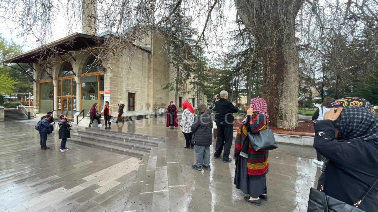 Alanyali Turist Kafilesi Yagmura Ragmen Karamani Gezdi0