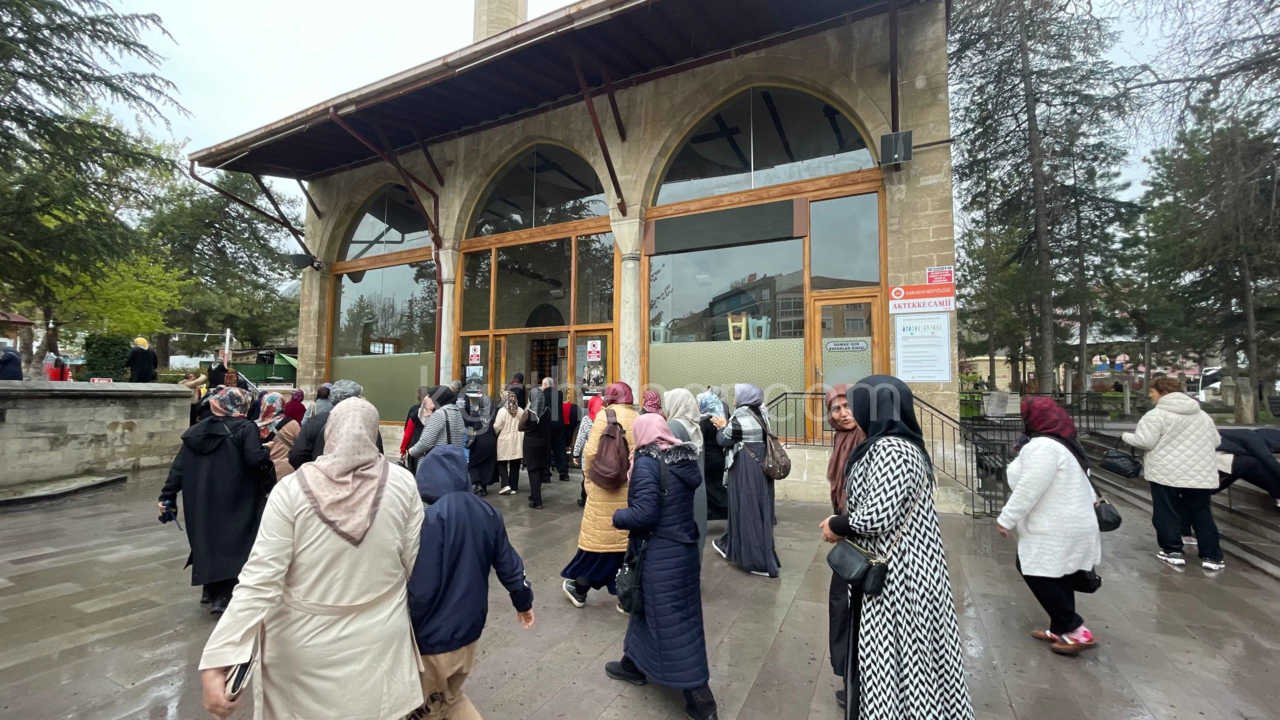 Alanyali Turist Kafilesi Yagmura Ragmen Karamani Gezdi4