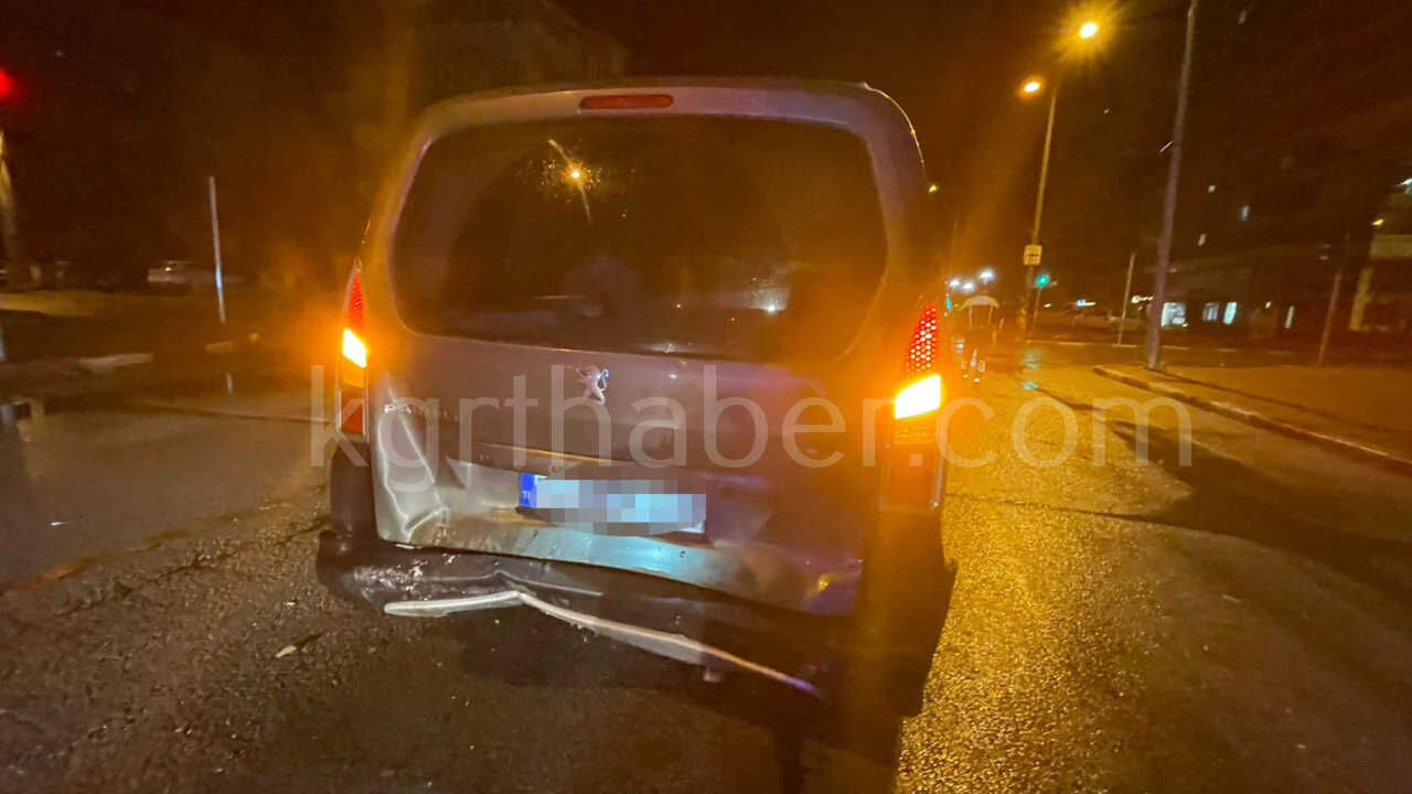 Alkollu Surucu Trafik Isigindaki Araca Carpti 1 Yarali3