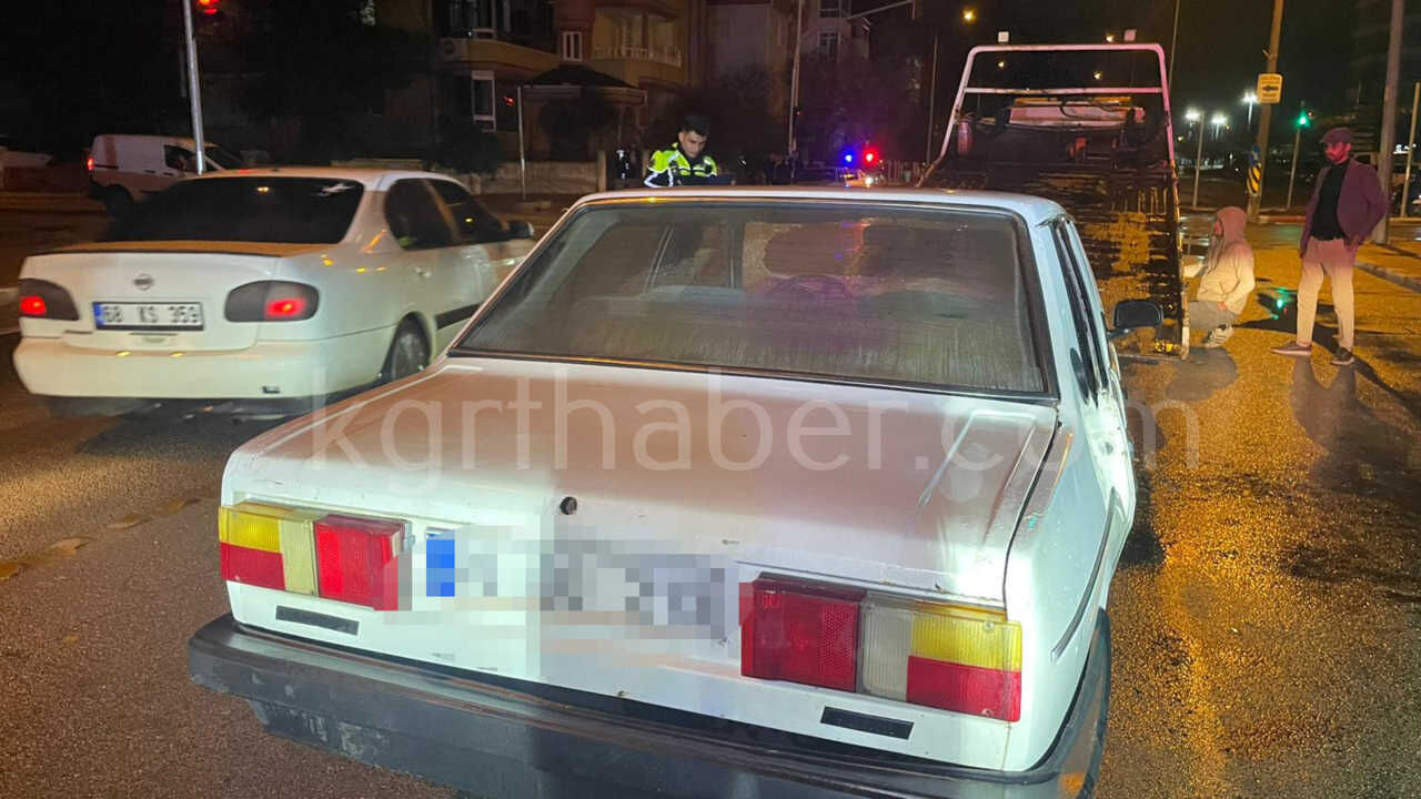 Alkollu Surucu Trafik Isigindaki Araca Carpti 1 Yarali5