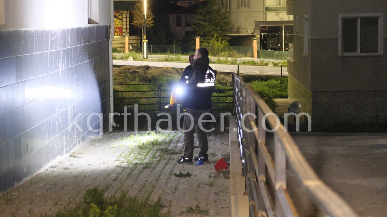Arkadasini Ziyarete Geldigi Apartin Penceresinden Dustu 1 Agir Yarali1