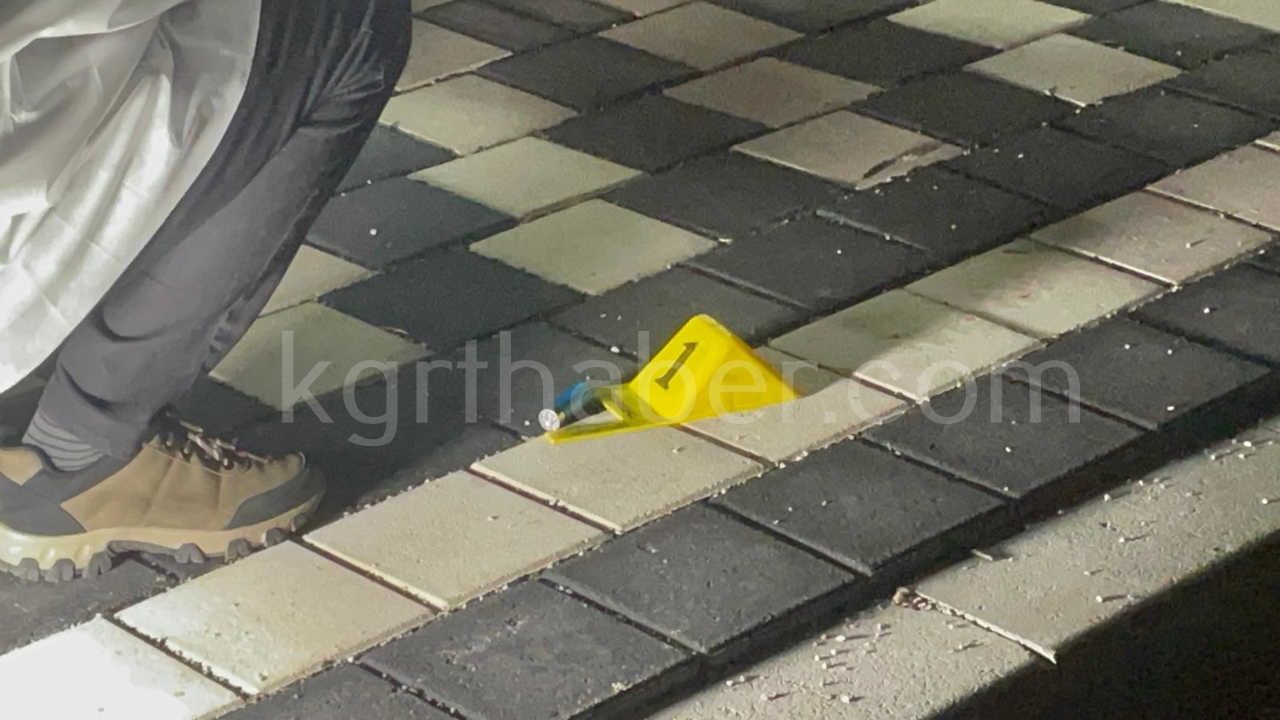 Gece Yarisi Tufekle Ates Actilar Apartman Ve Otomobil Zarar Gordu1