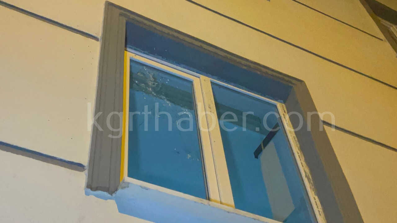 Gece Yarisi Tufekle Ates Actilar Apartman Ve Otomobil Zarar Gordu12