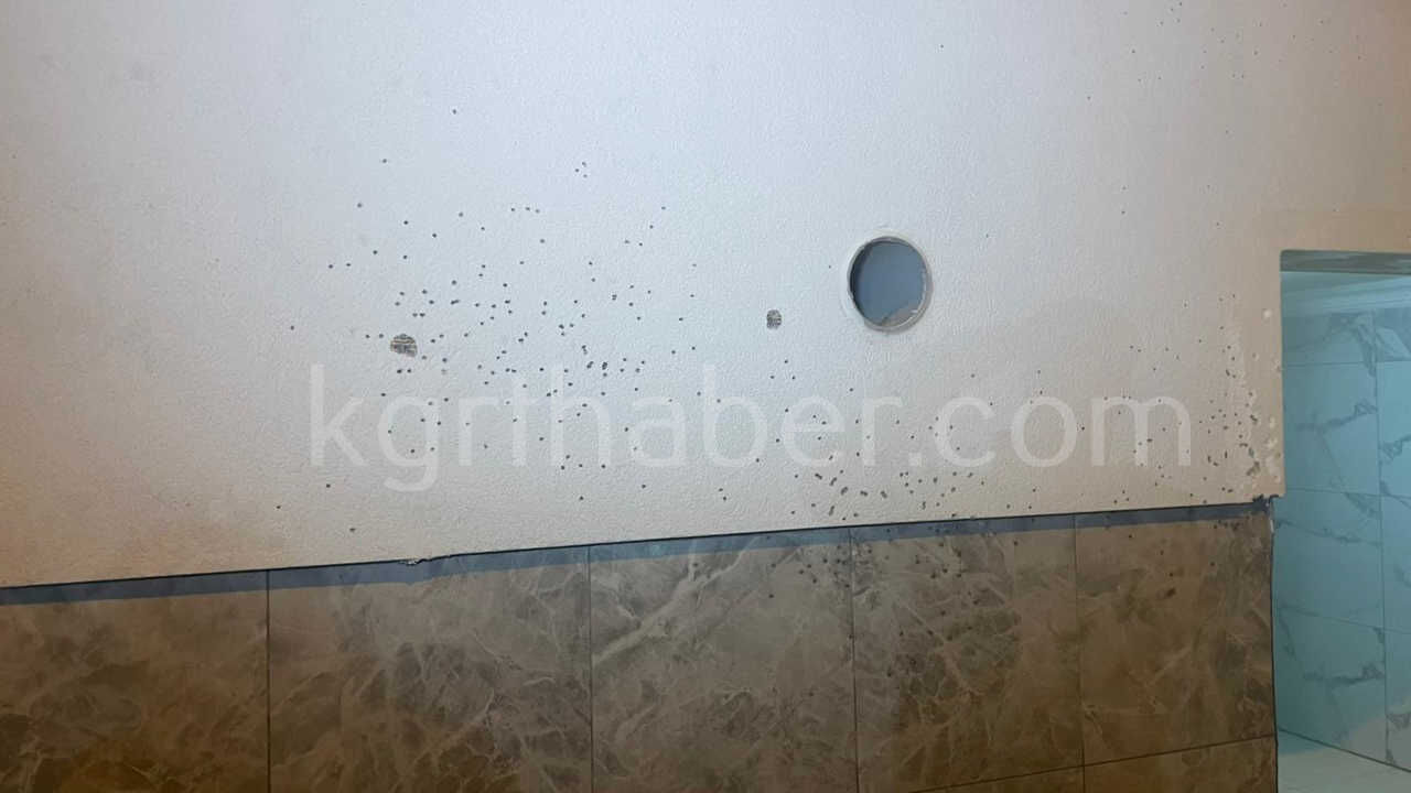 Gece Yarisi Tufekle Ates Actilar Apartman Ve Otomobil Zarar Gordu13