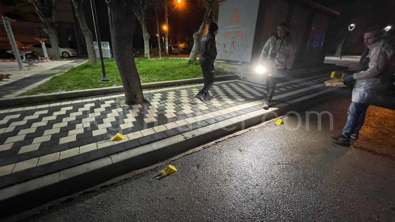 Gece Yarisi Tufekle Ates Actilar Apartman Ve Otomobil Zarar Gordu4