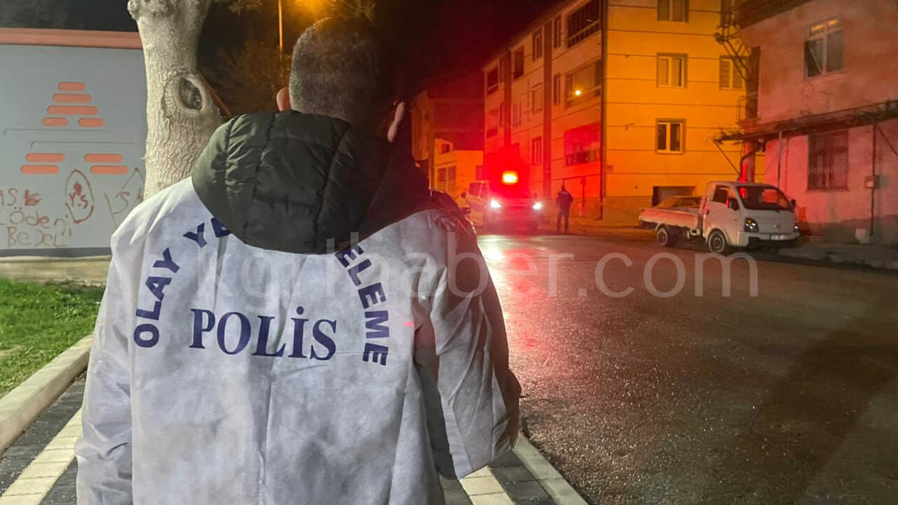 Gece Yarisi Tufekle Ates Actilar Apartman Ve Otomobil Zarar Gordu8