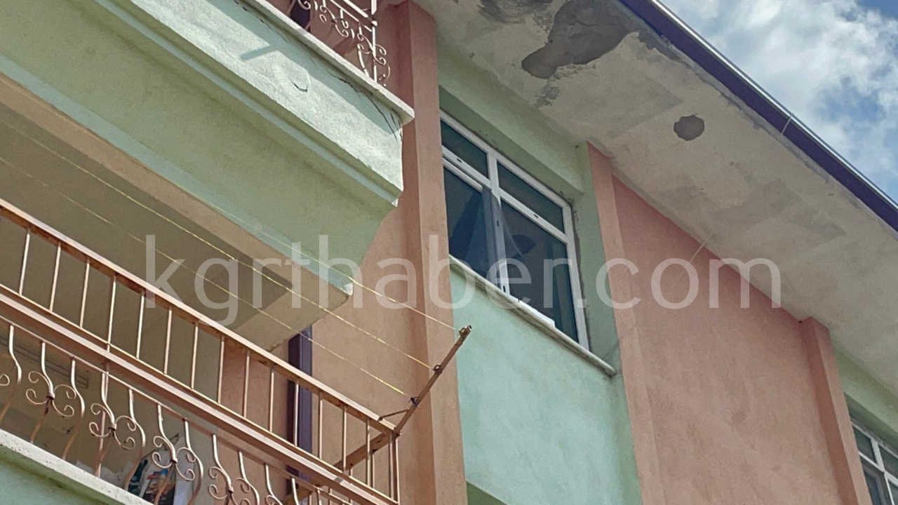 karamanda-3-kattaki-pencereden-dusen-3-yasindaki-cocuk-yaralandi9